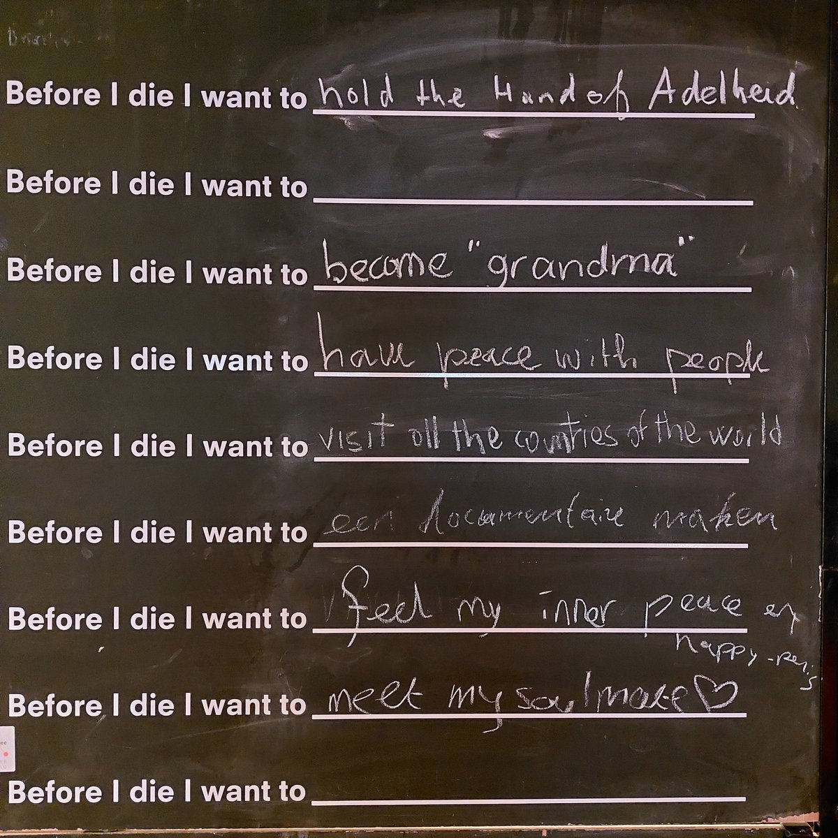 De Before I Die Wall van @BureauMORBidee is aanwezig op het Zorg in de stervensfase-congres van <a href="/Carend_2020/">Carend</a>. De eerste wensen van deelnemers staan genoteerd...