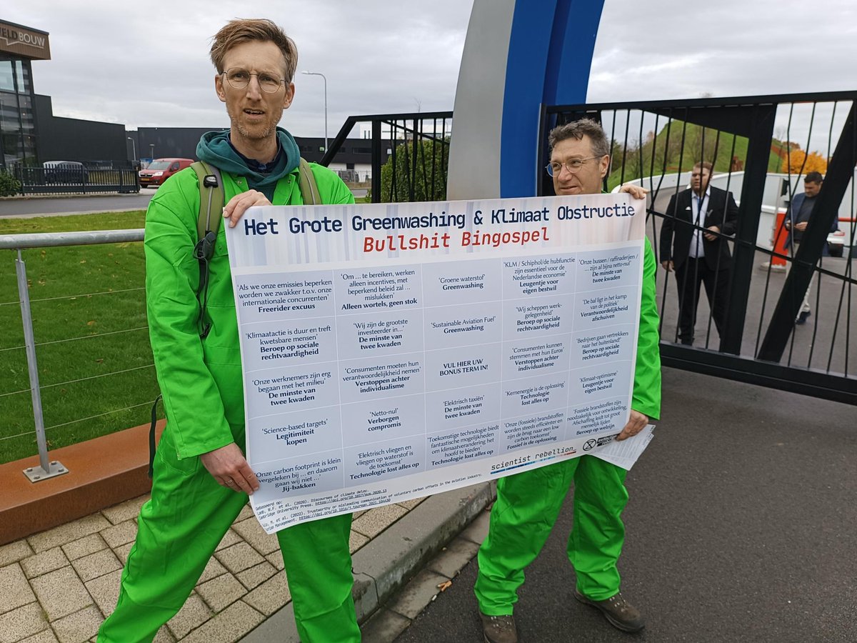 NLRebellion's tweet photo. Extinction Rebellion en @SR_Netherlands  voeren actie bij de ‘klimaattop’ van weekblad EW. Een greenwashing evenement pur-sang waar de ‘groten’ van de vervuilende industrie hun vertraging uitspreken en verder werken aan de sabotage van een goed klimaatbeleid. https://t.co/irUpAAk0Tn