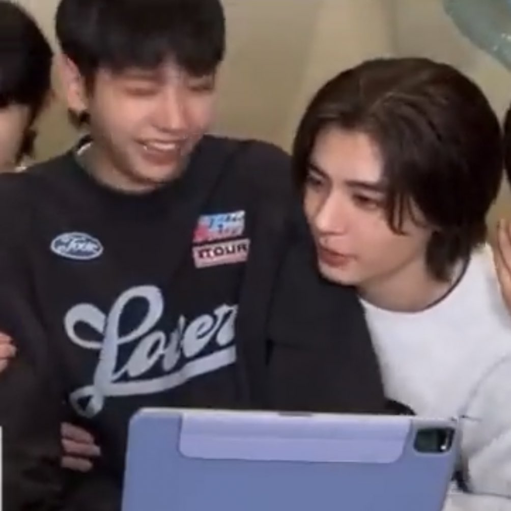 leehancokr's tweet photo. hand… placement… leehan please…. https://t.co/H8it18woY4