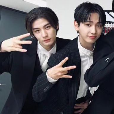 leehancokr's tweet photo. hand… placement… leehan please…. https://t.co/H8it18woY4