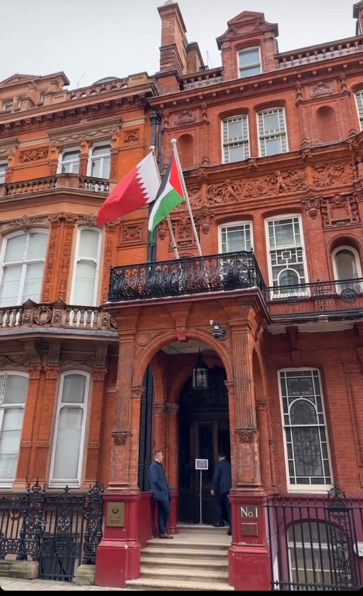 NadeebQa's tweet photo. 🇵🇸♥️🇶🇦| سفارة دولة #قطر في لندن 🇬🇧 ترفع علم #فلسطين عاليًا في السماء بجوار علم قطر تعبيرًا عن تضامن بلادنا مع الشعب الفلسطينيّ الشقيق

#FreePalestine | #نديب_قطر | #Gaza
#غزة_تتعرض_لعشرات_المجازر | #غزة https://t.co/DeSRyCh0O7