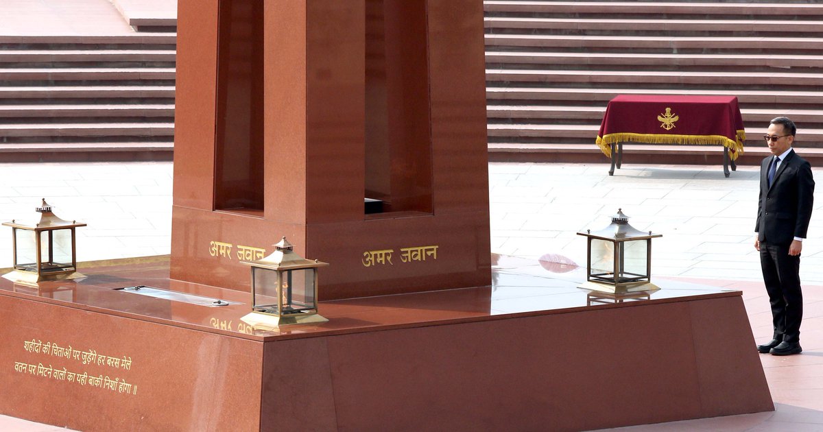 Permanent Secretary for Defence Ministry of Defence, Republic of Singapore Mr Chan Heng Kee, today laid wreath & paid homage to the #Bravehearts at the #NationalWarMemorial, New Delhi.

@rajnathsingh 
@giridhararamane 
@salute2soldier 
@IndiainSingapor