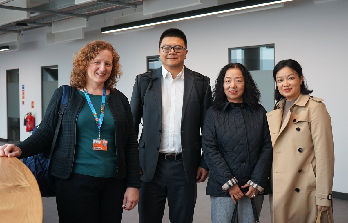 Today we are hosting a delegation of staff from #Wuhan University, including iSchool alum Lihong Zhou! The delegation are pictured here with our Head of School Prof Briony Birdi. They will also be meeting with our programme teams, PGR students & research group heads. @WHU_1893