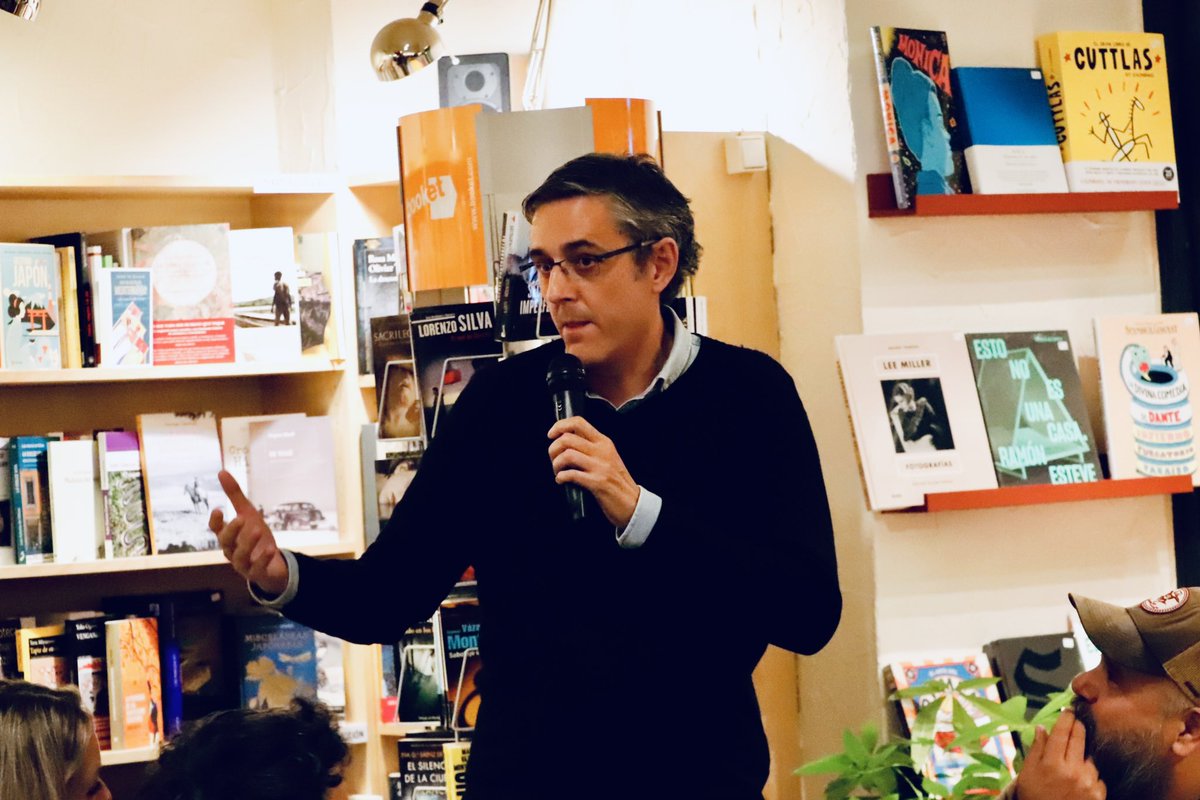 Un hilo que se va perdiendo de forma constante, un desorden que toma forma libro. Un viaje por su vida y vivencias. Una forma de conocer cómo brotan las canciones de McEnroe. Una presentación llena de amigos.

Lento y salvaje. El nuevo libro de Ricardo Lezón.