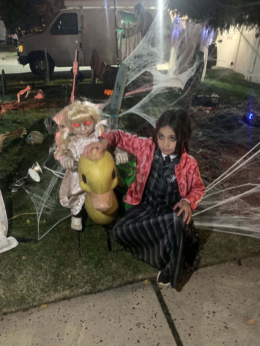 MaritzaMarinax3's tweet photo. My kids do the damn thing every year ! 💜💙💛 #Sally #NightmareBeforeChristmas #WednesdayAddams #BluePowerRanger https://t.co/oTQV3QtrUQ