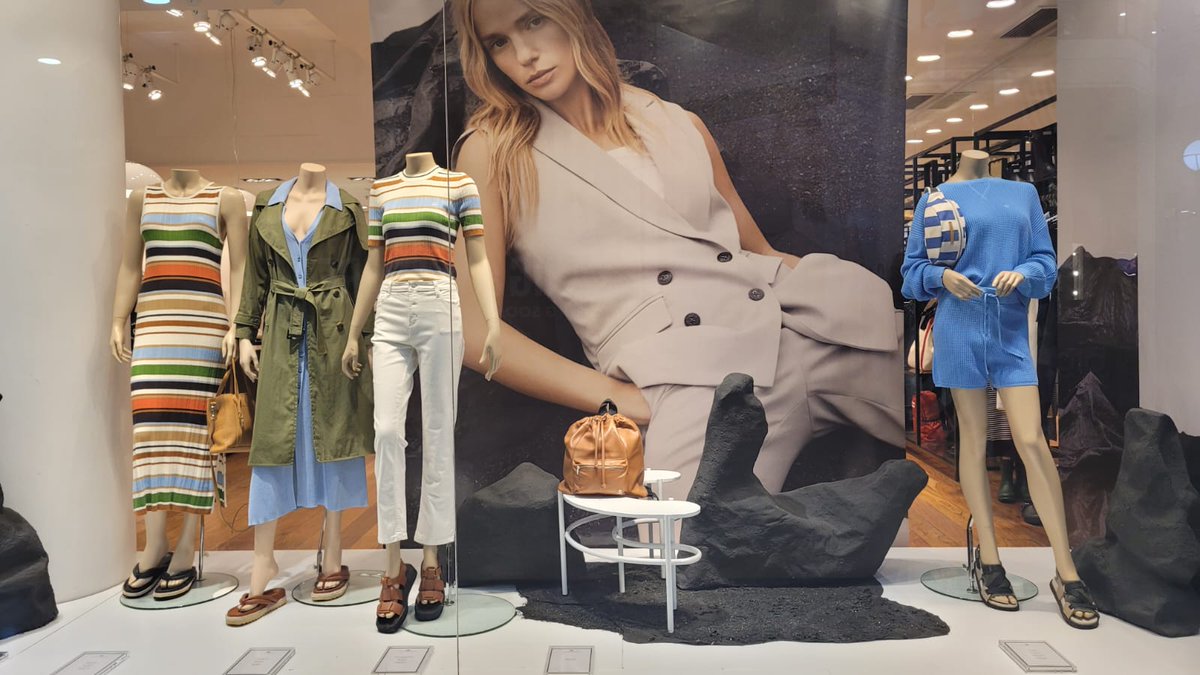 Segunda #vidriera de la mañana 
<a href="/paulacahen/">Paula Cahen D'Anvers</a> en #Unicenter.
El look del trench 💚
La combinación celeste + verde musgo 🙌