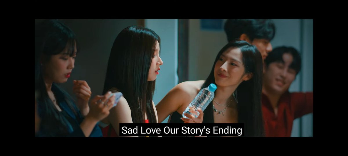 zkikaru's tweet photo. i really love heejin and haseul like that single water bottle oh that hurt me #ARTMS 
#HeeJin #희진 
#K #Algorithm #OURII https://t.co/Lb43u7FG6k