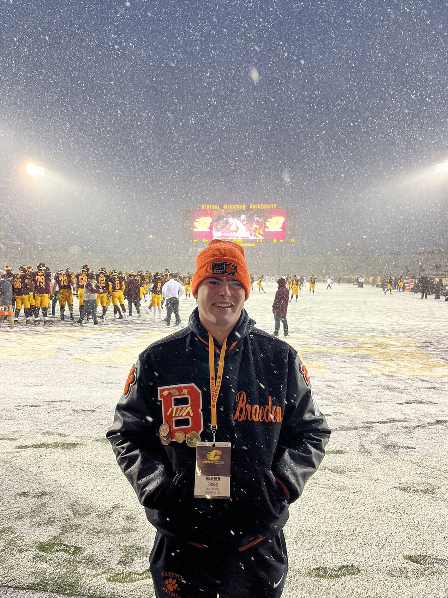 BraedenChiles's tweet photo. Thanks @CoachMurphy87, @CoachMikeMcGee, and @CoachCalley21 for the invite and conversation last night!  I appreciate your time!  Good to see my @godogs_football teammate @riddle_cade also!

@CMU_Football MACtion! 🔥⬆️ https://t.co/cK7T446Yze