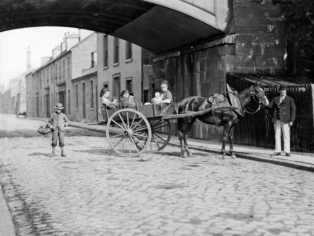 CPKArchives's tweet photo. View of Andrew Stewart, an iron founder at Perth Foundry, with a group of women and children, near his home at 31 James Street in Perth around 1885-1886.
📷 #MagnusJackson, #PerthArtGallery. Ref: MJ1424
#ExploreYourArchive https://t.co/JZzYZtiJqq