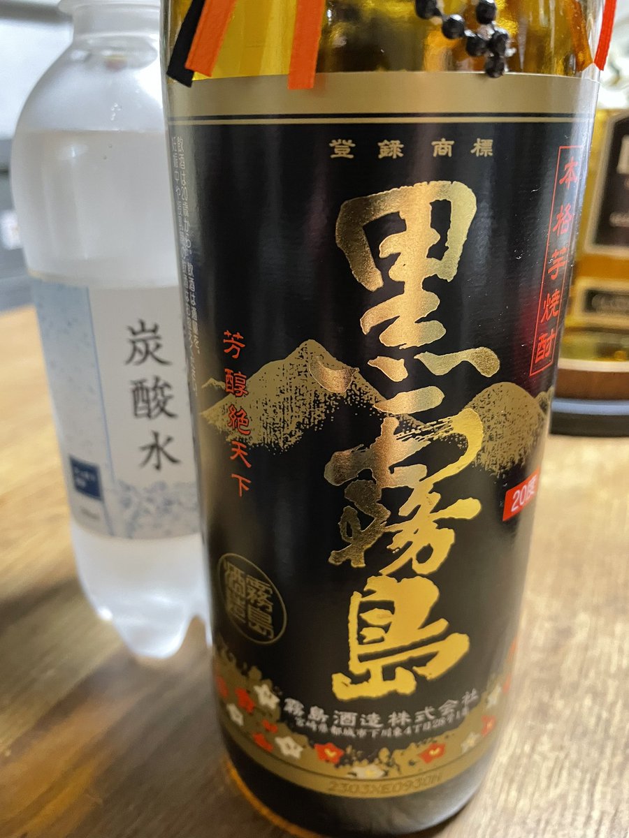 FUNANARA131913's tweet photo. 今日もお疲れ様でした✨
先般作って冷凍しておいた餃子と青椒肉絲(豚肉)と食べる辣油やっこをクラフトビール🍺と黒霧の炭酸割りで流し込みます😋
#RIZINGSUN #IPA
#晩酌 #家呑み #宅呑み https://t.co/vJft3cbdPl