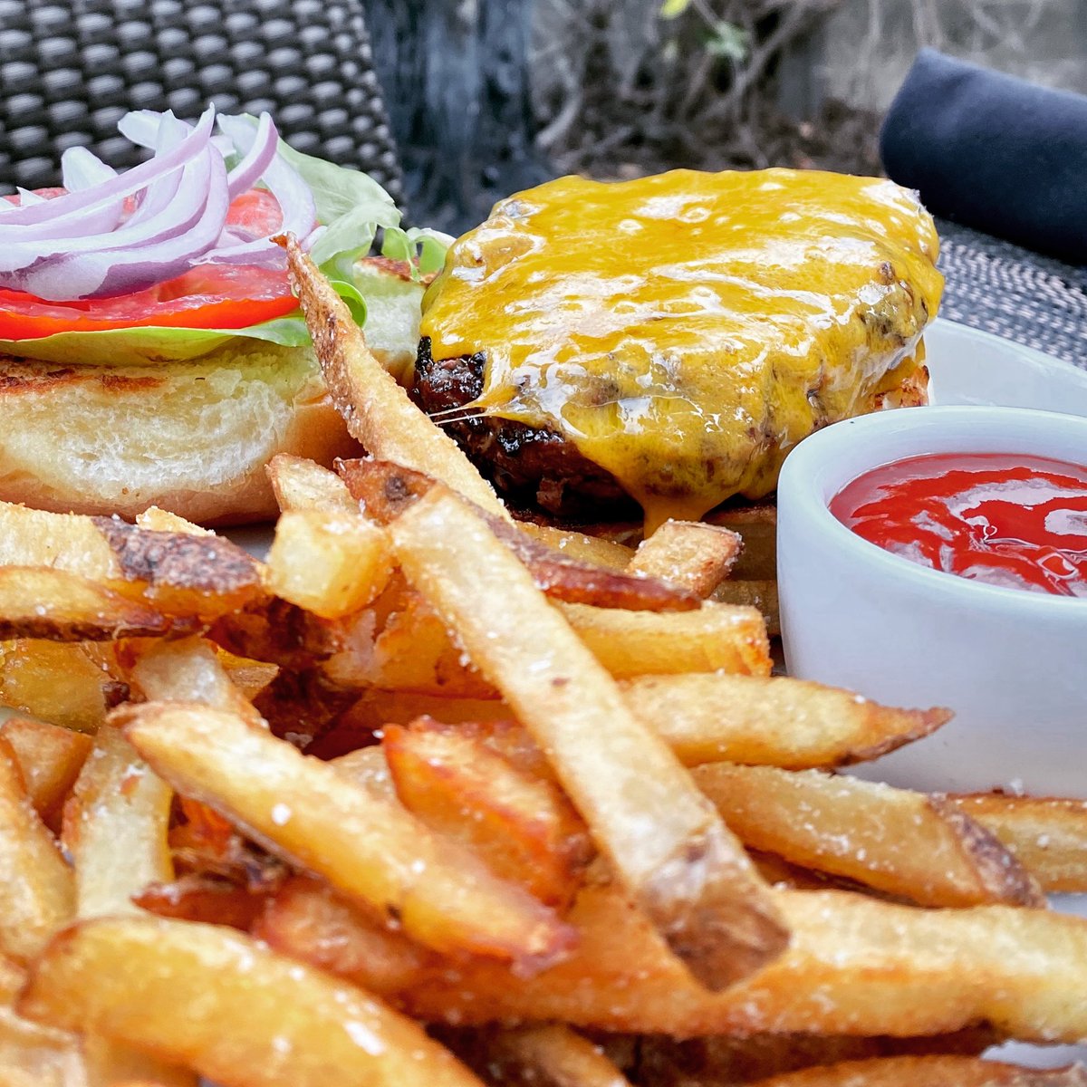 Some cravings never go out of style 🍔🤤

#undercurrentgso #nceats #dgso #triadlocalfirst #ncfoodies #gogreensboro