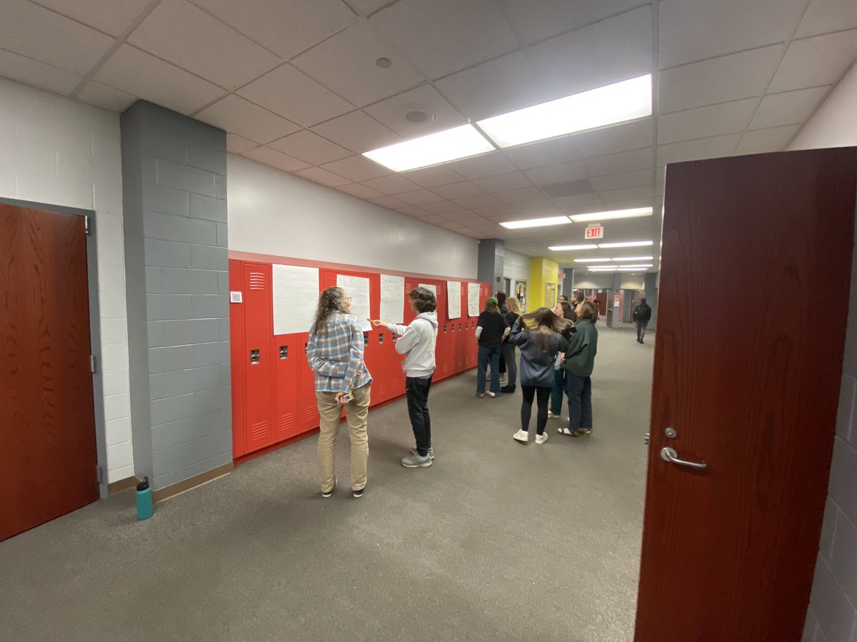 EngLesh42's tweet photo. Nothing like starting off the day with Poster Presentations to the staff in #APResearch @CollegeBoard https://t.co/Sf2kMEFouM