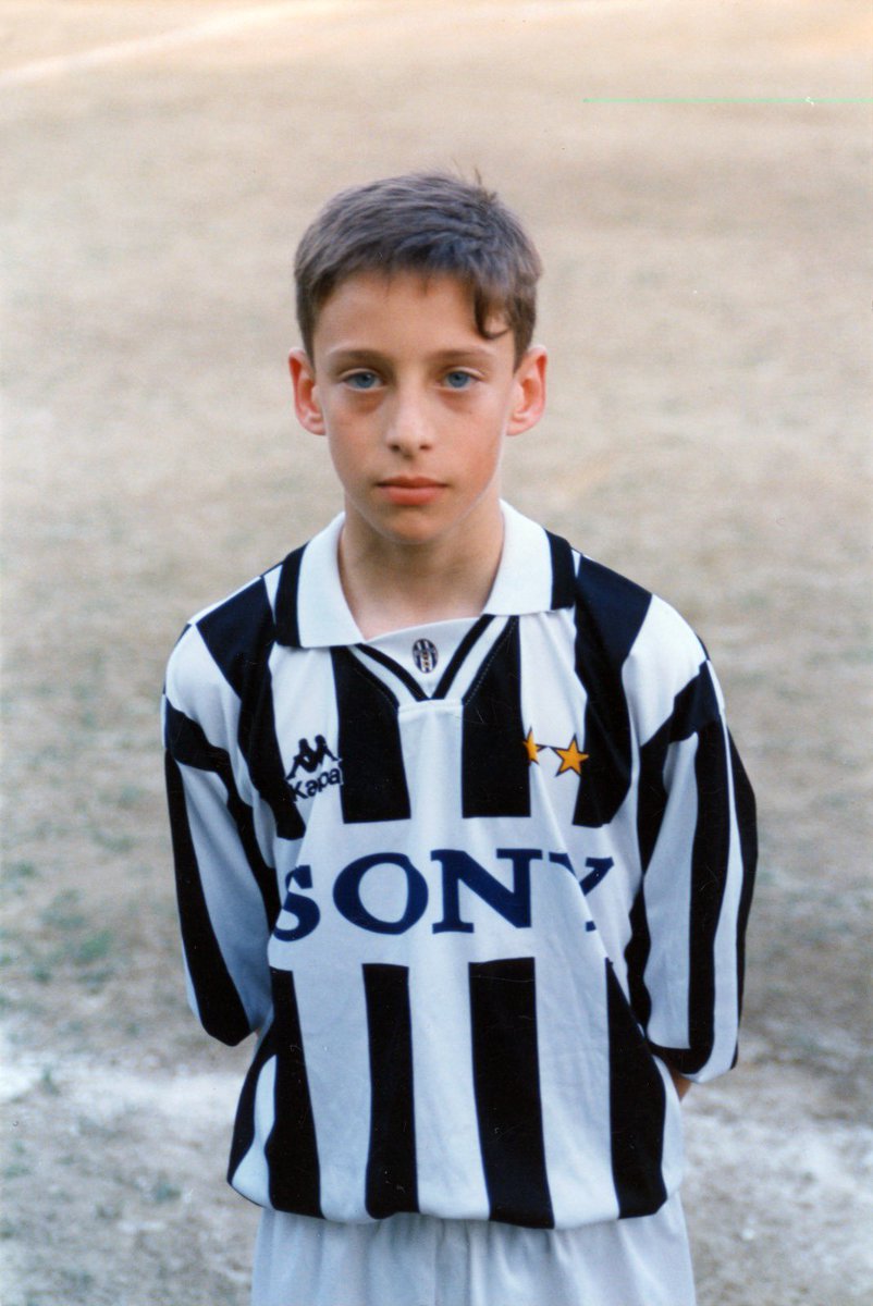 ClaMarchisio8's tweet photo. Che tu l'abbia indossata al parco, davanti alla tv con gli amici o allo stadio. Insieme a lei abbiamo gioito e sofferto, ci siamo abbracciati e consolati. 
Abbiamo scritto con lei pagine importanti della nostra vita, perchè sono 126 anni che questa maglia ci colora la pelle e ci riempe il cuore 🤍🖤
Tanti auguri @juventusfc ✨