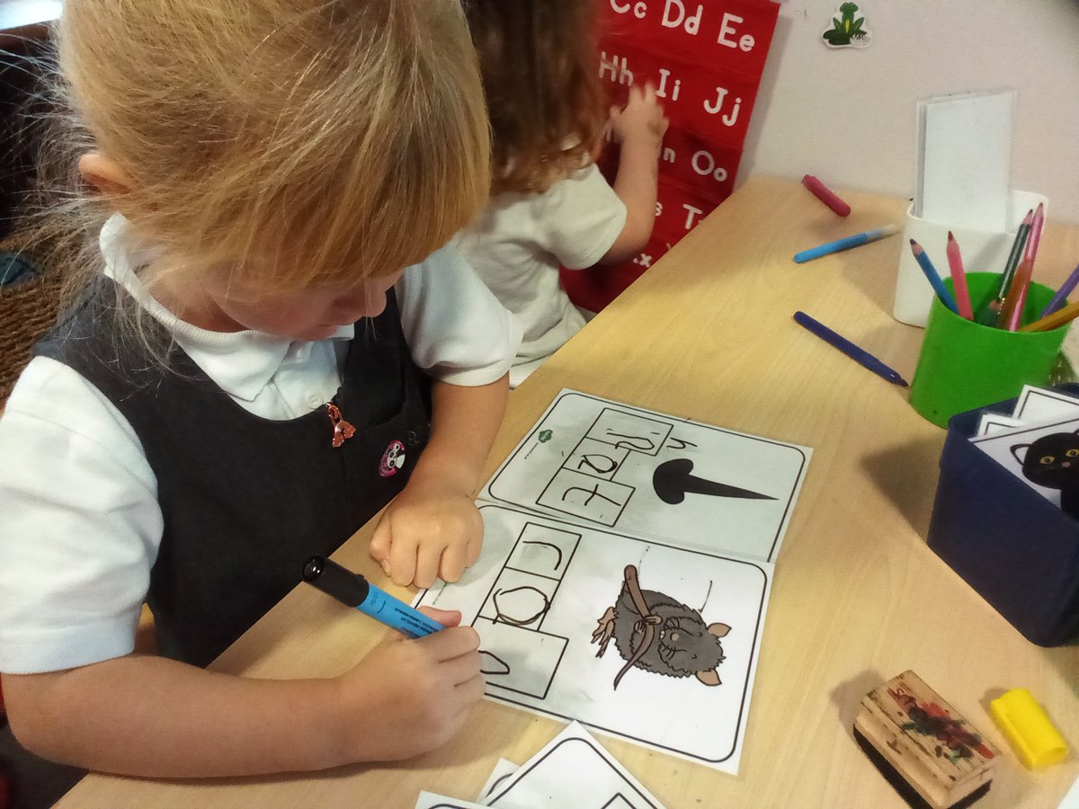 GCPFS2's tweet image. The children have been independently spelling cvc words in the phonics area. @PrimaryGreat #GCPEarlyYears #GCPPhonics
