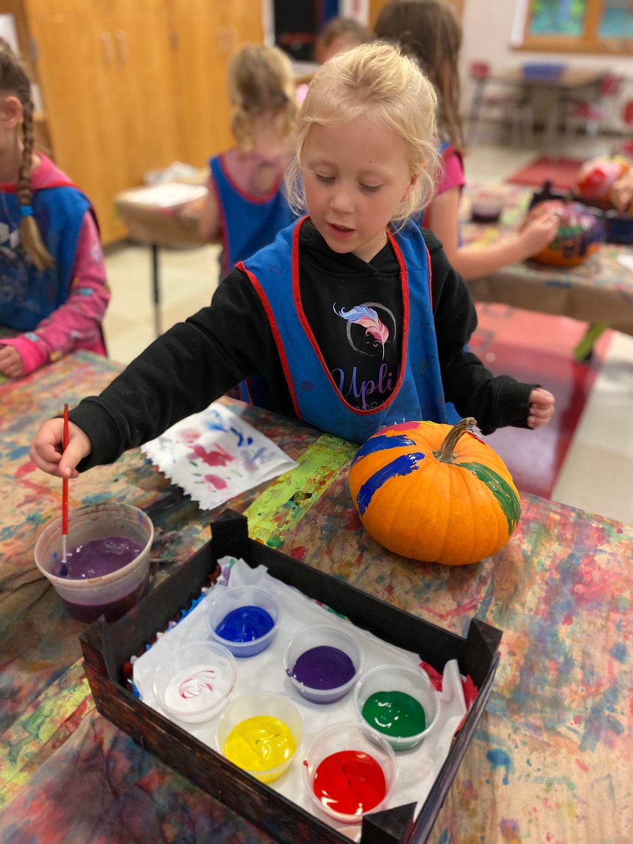 elm_vt's tweet photo. Mrs. Randell’s class painted pumpkins for their pumpkin themed week! 
#elmhillschool  #ssdvt https://t.co/JoQZFhHxMk
