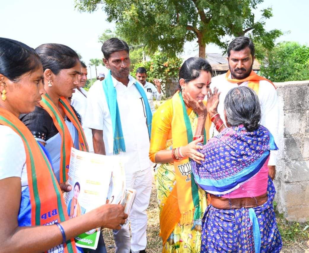 DrBogashravani's tweet photo. ఈ రోజు బీర్పూర్ గ్రామంలోని ఆసునూరి గూడెం, లంబాడి తండా, నాయకపు గూడెం లో గడప గడపకు బిజెపి కార్యక్రమంలో భాగంగా ఎన్నికల ప్రచారం నిర్వహించడం జరిగింది.
@BJP4Telangana
@BJP4India https://t.co/ThgKIsSSLx