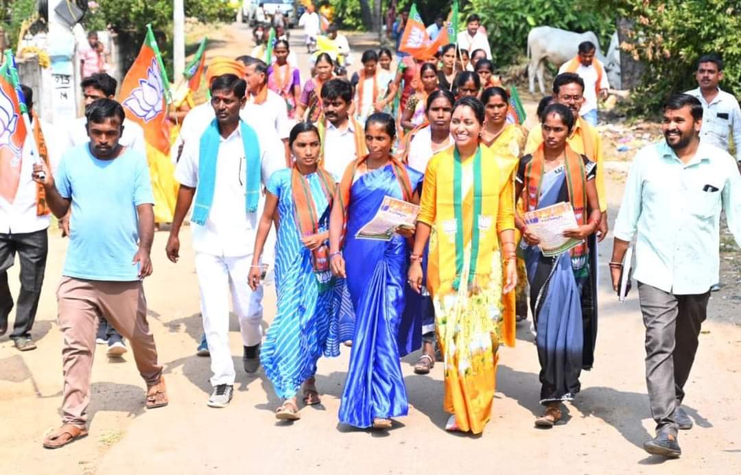 DrBogashravani's tweet photo. ఈ రోజు బీర్పూర్ గ్రామంలోని ఆసునూరి గూడెం, లంబాడి తండా, నాయకపు గూడెం లో గడప గడపకు బిజెపి కార్యక్రమంలో భాగంగా ఎన్నికల ప్రచారం నిర్వహించడం జరిగింది.
@BJP4Telangana
@BJP4India https://t.co/ThgKIsSSLx