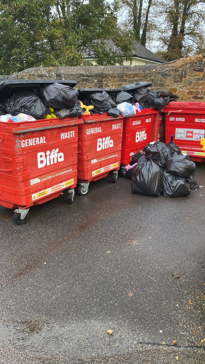 dexter_griffin's tweet photo. @Biffa about time you sorted your act out, service is appalling https://t.co/e5gIHHSUXO