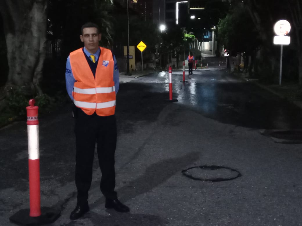 STVcaracas's tweet photo. Este 01 de noviembre comenzó la empresa de seguridad a laborar en el Colegio, con el fin de mantener el orden y la seguridad durante la hora de la entrada y la salida.  Es importante seguir las instrucciones dadas en la circular 04. Gracias. https://t.co/MLDPGmiHUf