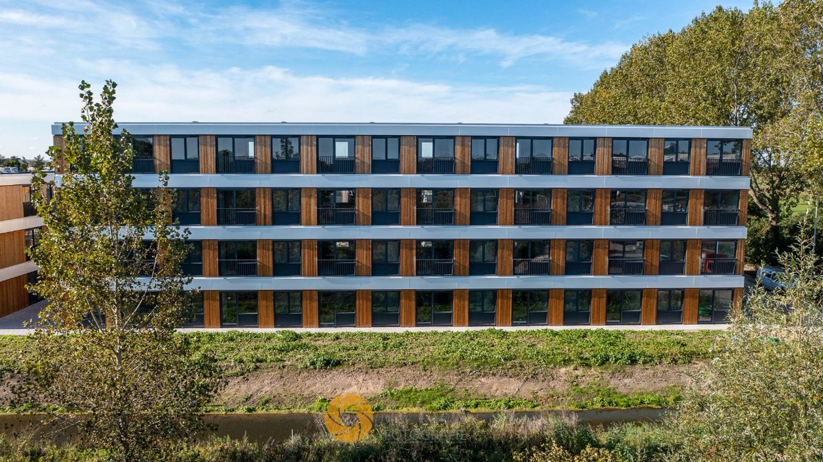 JOVImedia's tweet photo. Vandaag eerste sleutel van de tijdelijke woningen aan de Zaagmolenweg overhandigd aan een van de starters.  In totaal heeft Woonforte 91 woningen gerealiseerd, waarvan 73 woningen zijn verhuurd aan jongeren tot 28 jaar en herstarters. #Alphen #woningbouw #starterswoningen https://t.co/Z8aNHWsI0x