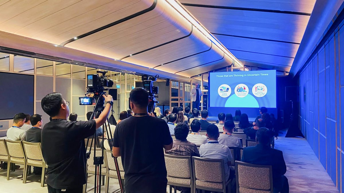 Click2View's tweet image. Another day in the life of our team at Parkroyal Collection Marina Bay! 🌟  We collaborated with Workday for their annual Elevate event in Singapore. Get a sneak peek into our behind-the-scenes action. #Click2View #WorkdayElevate #BTS