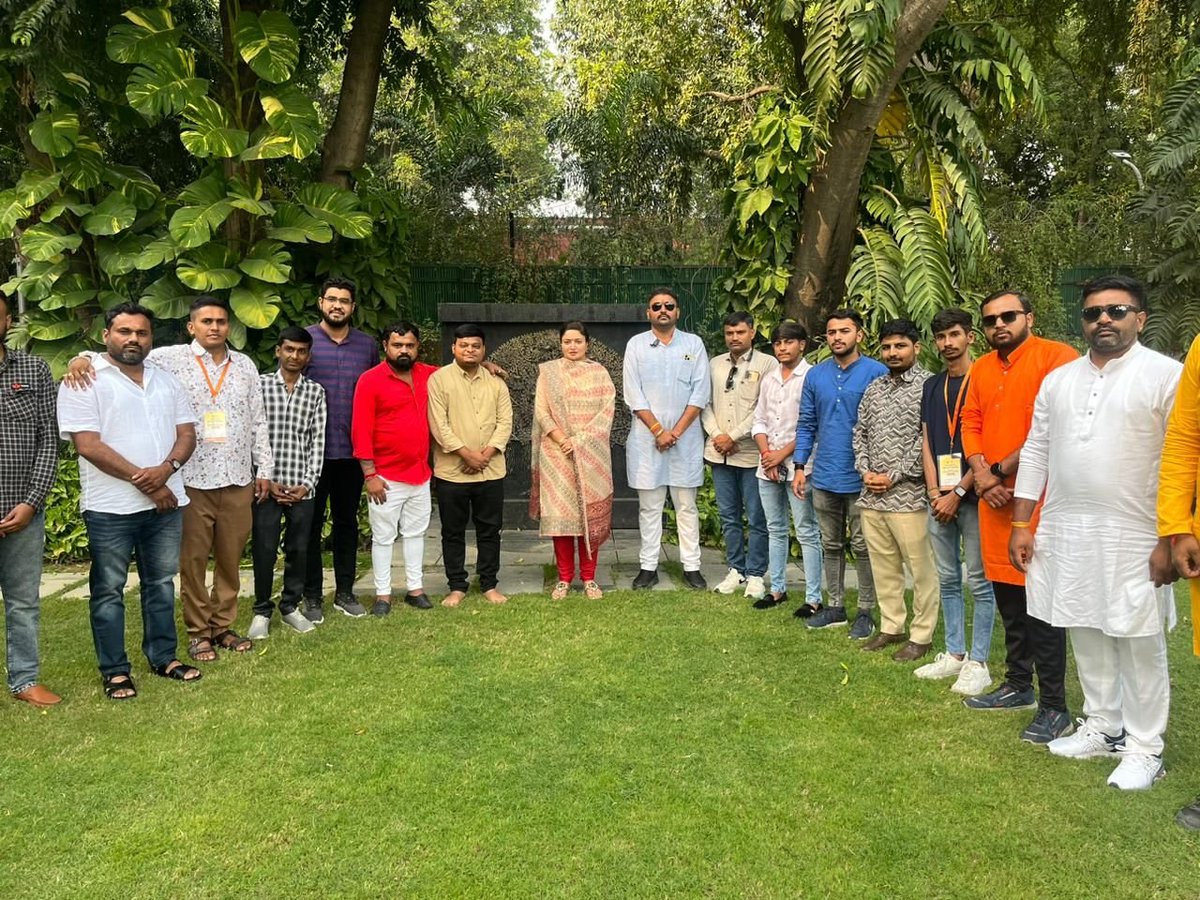 PoonambenMaadam's tweet photo. ગતરોજ #MeriMaatiMeraDesh સમારોહ અંતર્ગત કર્તવ્ય પથ, નવી દિલ્હી ખાતે પધારેલા, આદરણીય વડાપ્રધાન શ્રી @narendramodi જીની પ્રેરણાથી ગુજરાતમાં સતત સેવારત રહેનારા યુવા મોરચા ગુજરાત તથા જામનગર યુવા મોરચાના સૌ ઉત્સાહી અને કર્મઠ કાર્યકર્તા શ્રીઓ સાથે શુભેચ્છા મુલાકાત સમયની અમુક ક્ષણો. https://t.co/U6eQUjasG6