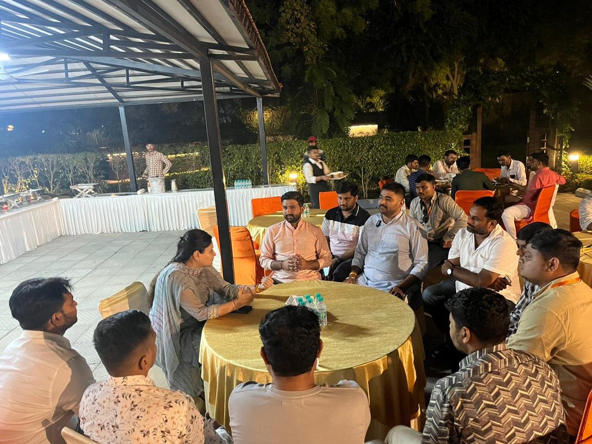 PoonambenMaadam's tweet photo. ગતરોજ #MeriMaatiMeraDesh સમારોહ અંતર્ગત કર્તવ્ય પથ, નવી દિલ્હી ખાતે પધારેલા, આદરણીય વડાપ્રધાન શ્રી @narendramodi જીની પ્રેરણાથી ગુજરાતમાં સતત સેવારત રહેનારા યુવા મોરચા ગુજરાત તથા જામનગર યુવા મોરચાના સૌ ઉત્સાહી અને કર્મઠ કાર્યકર્તા શ્રીઓ સાથે શુભેચ્છા મુલાકાત સમયની અમુક ક્ષણો. https://t.co/U6eQUjasG6