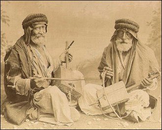 WejdanalmalkiF's tweet photo. من الأشياء الي تميزوا فيها عرب الصحراء بالملابس للتحكم بالحرارة على أجسادهم بجانب الأقمشة ان لهم أيضاً طريقة معينة في غزل خيوط الصوف لخياطة ملابسهم بحيث يكون لها تأثير على التوازن الحراري و الي جربوا هذه الملابس ما اشتكوا من حرارة الصحراء في النهار بعكس الملابس العادية الآن ، تشبه تقنية الثيرمال في التدفئة لكن البدو استخدموها في التبريد من أزمنة قديمة