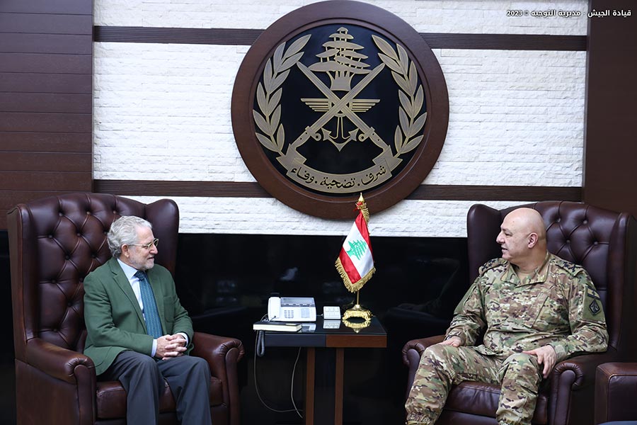 استقبل قائد الجيش العماد جوزاف عون الـــسفير الإســباني في لبنان Jesus I. Santos AGUADO، يرافـقـه المـلــحق العســــــكري الـعـقــــــيد José Luis Jiménez Garófano وتناول البحث الأوضاع عند الحدود الجنوبية، وجرى تأكيد أهمية التنسيق بين الجيش وقوة الأمم المتحدة المؤقتة في لبنان.٢/١