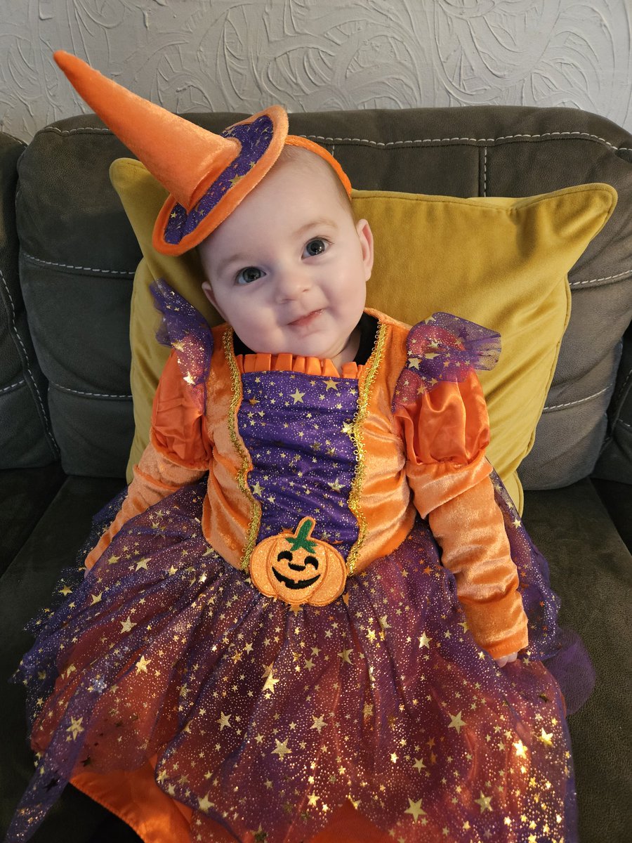 RobynSpain's tweet photo. Baby girls 1st Halloween🥹 she actually breaks my heart the innocence of her🥲🎃🧡🫶 https://t.co/54qlHtjHsZ
