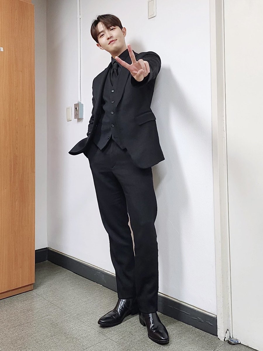 [#째니의발자국🐾] 2023.11.01 제10회 이데일리 문화대상

멋진 시상을 보여준 우리 수트 재환이🏆
윈드바라기 수트핏이 역시 최고😎👍🏻

#김재환 #KIMJAEHWAN