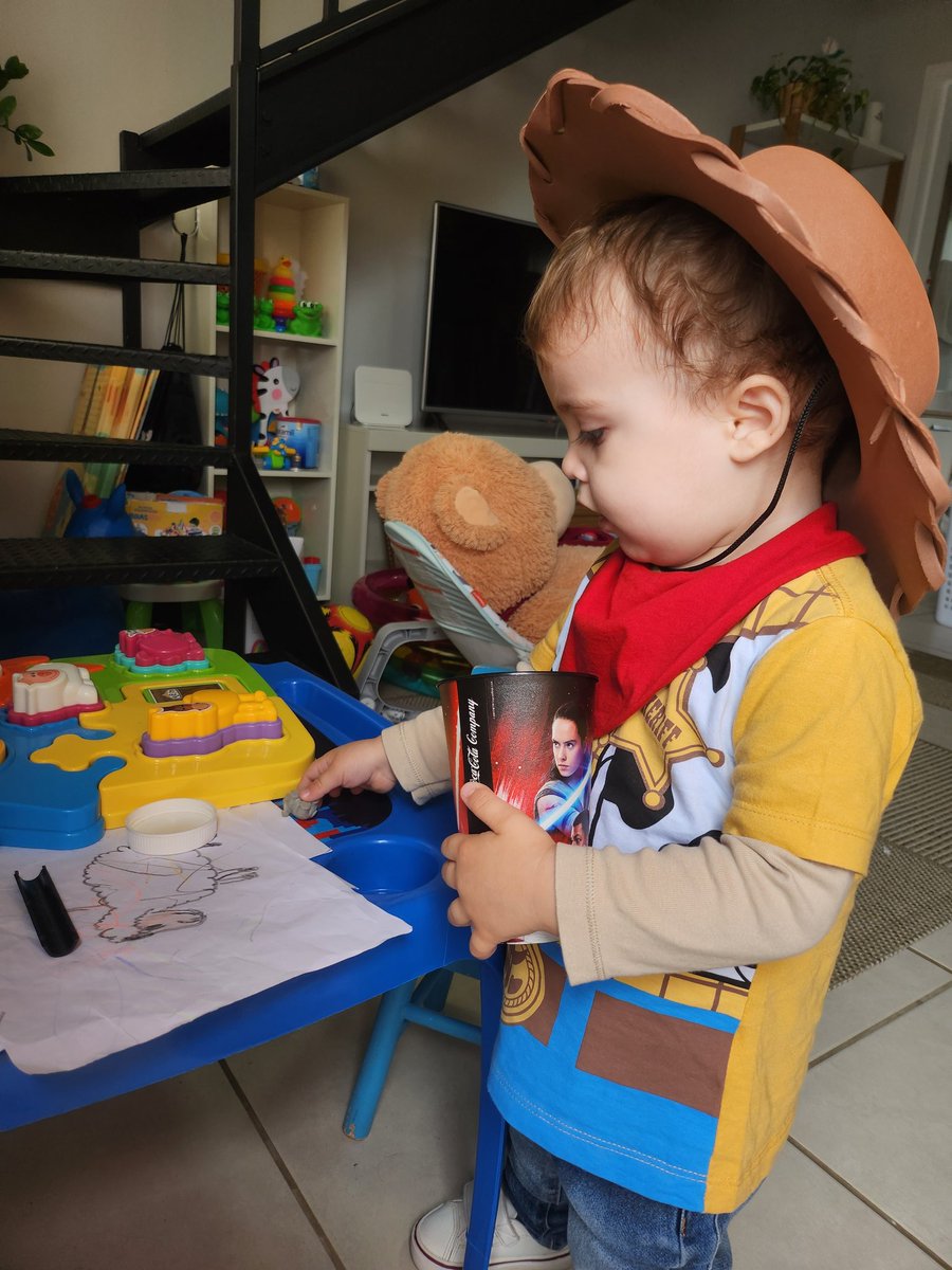 _jmap_'s tweet photo. Halloween da escolinha e Pedro Luca foi de Woody, nada de coisas de terror porque ele tem "suisto" https://t.co/JRVwsMQym5