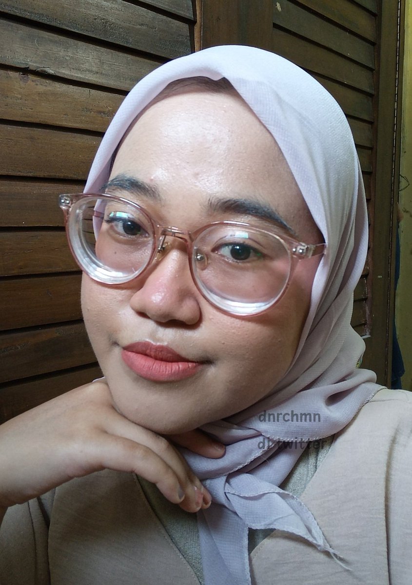 dnrchmn's tweet photo. PENONTON,, ADA YANG BARU NIH......
#Checkmatte Lipstick dari @Somethinc4u 💓💓
Ini aku pakai shade 13 - Swipe dengan warna Coral Sunset. Aku suka bangeeet sama detail lipstiknya!!! 😭 btw UNTUK HARI INI beli 2 checkmatte gratis Loose Powder Hooman!
https://t.co/3YPUYidZ8y https://t.co/JrXOHQEAih