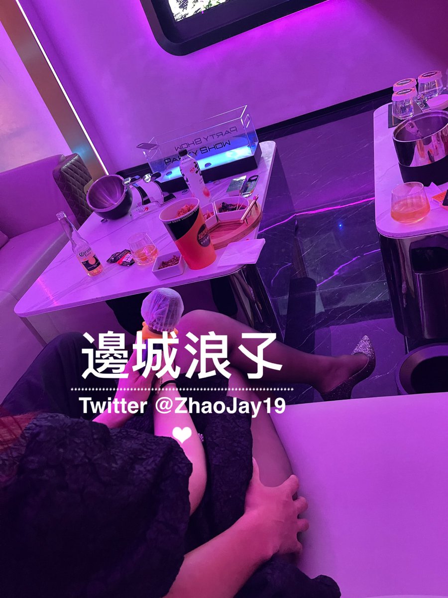 😋不同的环境 不一样的感觉！单男喜欢ktv里的气氛，一起唱歌一起苏喂一起嗨~ 
     同时搂着夫人 解开衣服纽扣 撤开丝袜的一瞬间...   哈哈哈 大家自行脑补吧！

#无锡 https://t.co/0I19h7Zysj