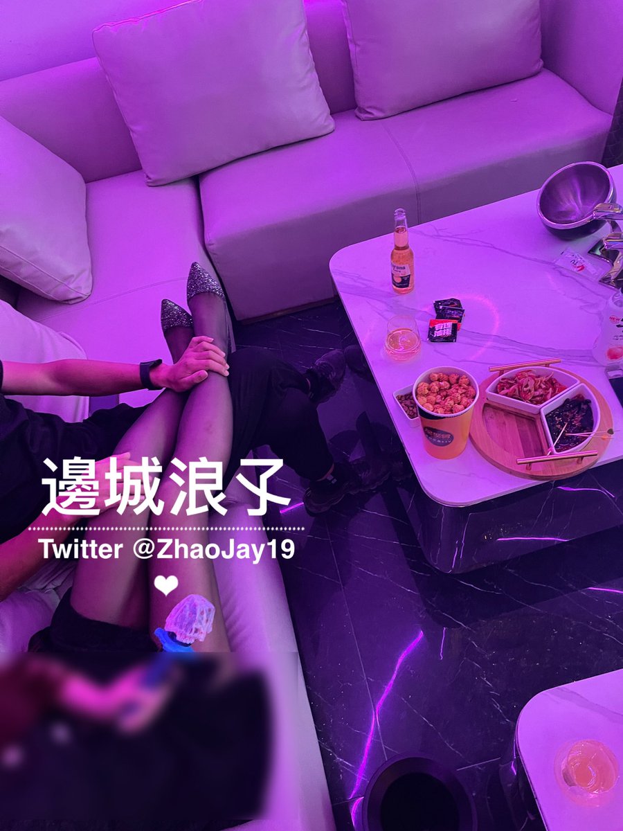 😋不同的环境 不一样的感觉！单男喜欢ktv里的气氛，一起唱歌一起苏喂一起嗨~ 
     同时搂着夫人 解开衣服纽扣 撤开丝袜的一瞬间...   哈哈哈 大家自行脑补吧！

#无锡 https://t.co/0I19h7Zysj