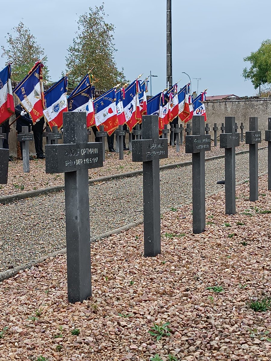 💐Ce 1er novembre, hommage aux soldats enterrés dans les carrés militaires français et allemand de #Montauban