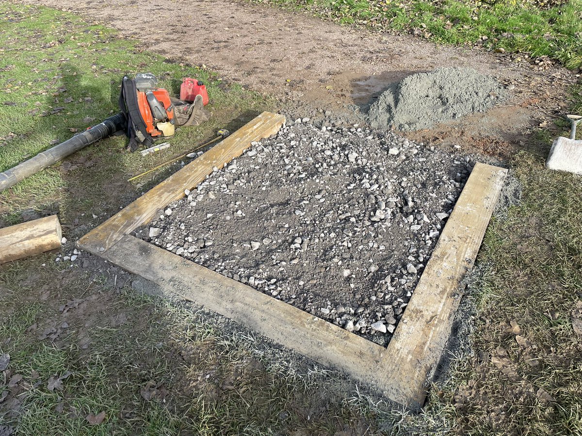 GolfLutterwort1's tweet photo. New tee mat on the 2nd. 1 down 7 to go . https://t.co/lEqCA0iEBR