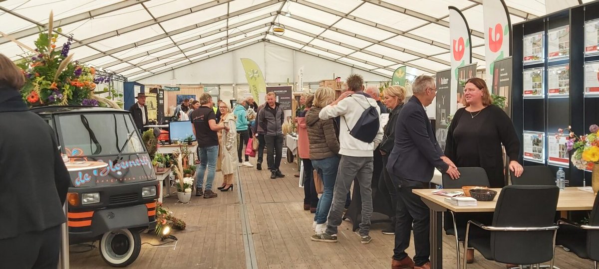 gem_westerveld's tweet image. Bezoek as zaterdag 4 november de Ondernemersfair in het Planedome in Dwingeloo. Naast vele prachtige bedrijven staat de gemeente er. De medewerkers vertellen u alles over het werken bij de gemeente Westerveld en team Duurzaamheid geeft u energie-advies! ondernemersfair.nl