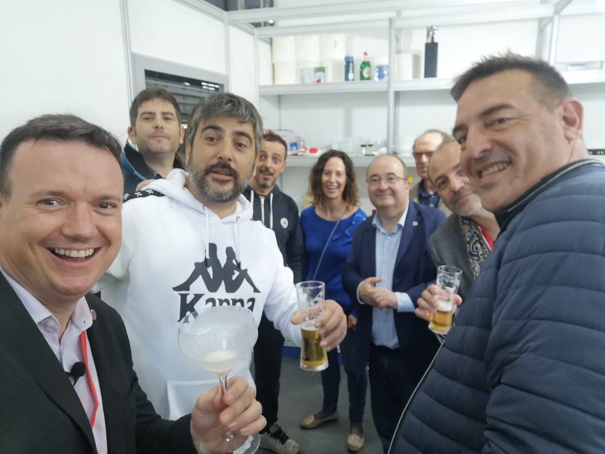 Tal dia como hoy del 2021, en el backstage de Nihon Ryori en <a href="/MANGAbcn/">Manga Barcelona</a>.

<a href="/ComerJapones/">Roger Ortuño ComerJapones.com</a> — ¿Queréis que os haga una cata de sake privada en el backstage?
<a href="/estopaoficial/">Estopa</a>: — Pues mira, yo casi que preferiría tomarme una cervecita...

😂