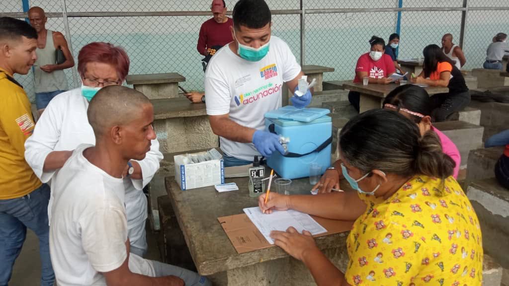 Derecho_paz's tweet photo. Las jornadas de asistencia médica y vacunación continúan activadas en cada centro penitenciario del país, para atender a los privados de libertad que han sido trasladados desde el Internado Judicial José Antonio Anzoátegui. https://t.co/5tmqw8rUyr