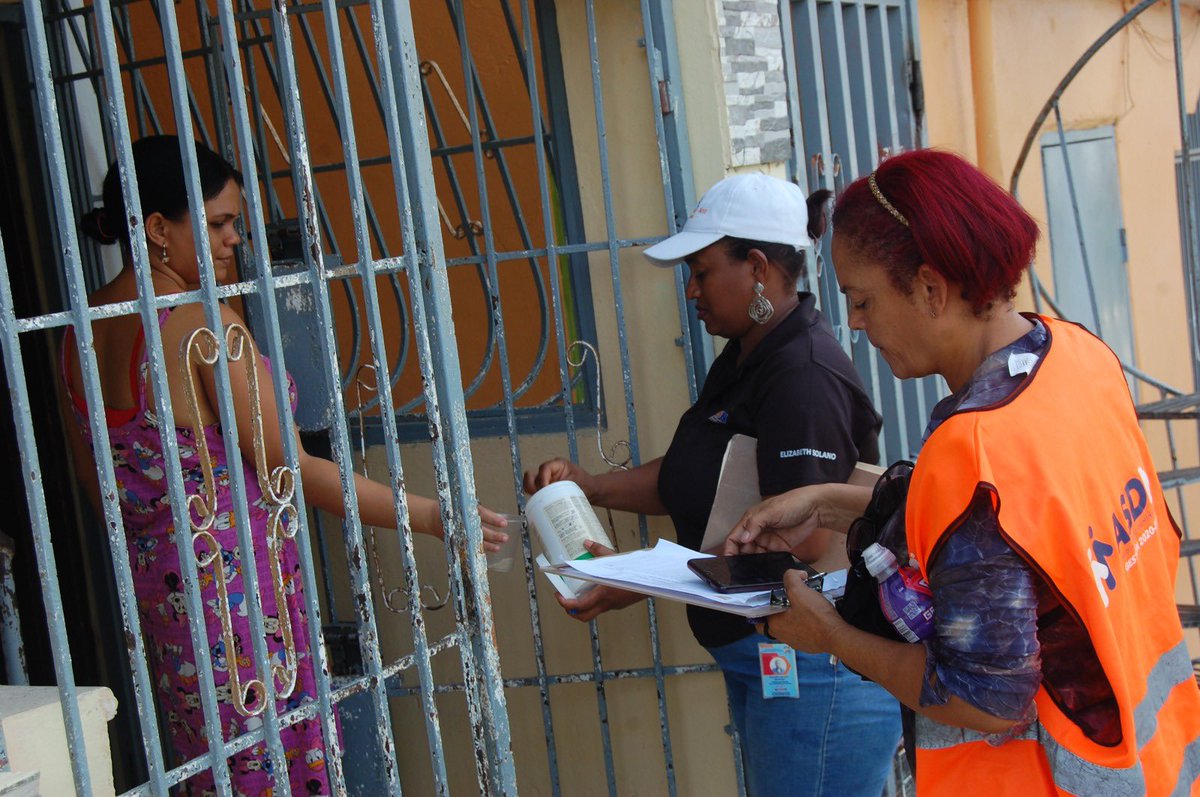 AlcaldiadeSDN's tweet photo. Nuestro barrio limpio y saludable se dirigió a la comunidad de la Javilla De Cruz Grande. Donde se realizaron operativos de limpieza y fumigación para la prevención del dengue. 

#JuntosPorUnNuevoNorte
#AlcaldiaDeSDN https://t.co/9jOBqGbSGB