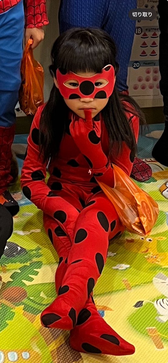 Miyake7351's tweet photo. 先日、娘の英語教室でのハロウィンコスプレ🎃👻🐞

知る人ぞ知る、知らない人は全く知らないこのキャラを選んだ娘😂

メンズから大絶賛やったみたい！

#レディーバグ https://t.co/R18IZVNXkj
