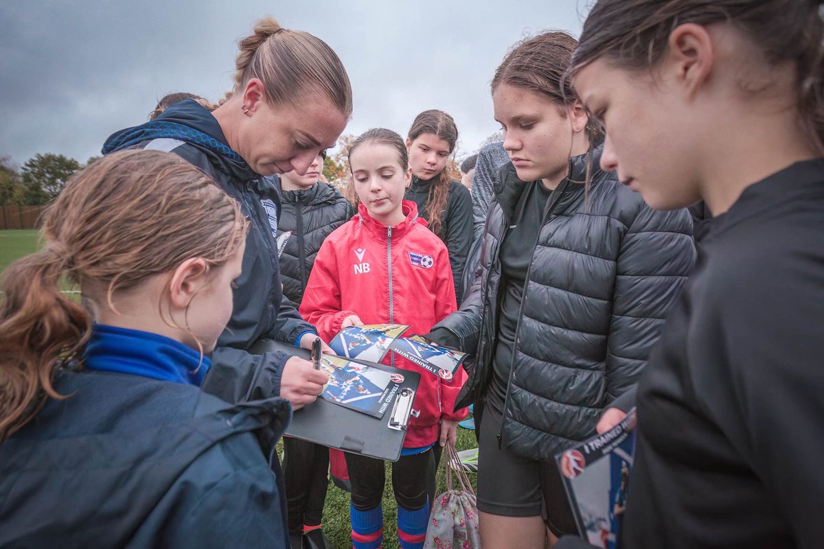 Future_Lioness's tweet photo. 📸 | The rain couldn’t dampen the spirits of our players on Monday at the 𝙏𝙧𝙖𝙞𝙣 𝙬𝙞𝙩𝙝 𝙖 𝙋𝙧𝙤 session with the brilliant @JadePennock. Memories that will last a lifetime for our @Future_Lioness pride.
Full album to follow soon.
#TrainWithAPro
#Opportunity
#ThisGirlCan https://t.co/uLATl7rc9a