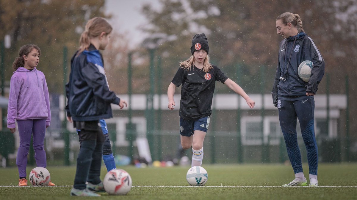 Future_Lioness's tweet photo. 📸 | The rain couldn’t dampen the spirits of our players on Monday at the 𝙏𝙧𝙖𝙞𝙣 𝙬𝙞𝙩𝙝 𝙖 𝙋𝙧𝙤 session with the brilliant @JadePennock. Memories that will last a lifetime for our @Future_Lioness pride.
Full album to follow soon.
#TrainWithAPro
#Opportunity
#ThisGirlCan https://t.co/uLATl7rc9a