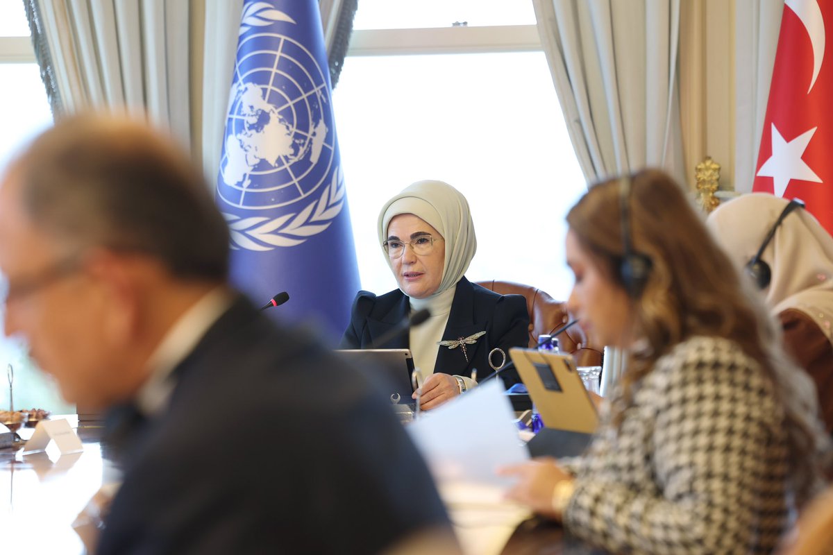 EmineErdogan's tweet photo. Birleşmiş Milletler Yüksek Düzeyli Şahsiyetler Sıfır Atık Danışma Kurulumuzun ilk resmi toplantısını bugün İstanbul’da gerçekleştirdik. 

Eylül ayında New York’ta, öncesinde de çevrimiçi tanışma toplantımızda beklentilerimiz, öneri ve görüşlerimiz hakkında fikir alışverişinde bulunmuştuk. 

Bugün başkanlık ettiğim ilk resmi toplantımızda, sıfır atık konusunda üstün bir çaba ortaya koyan değerli kurul üyelerimizle yol haritamızı belirledik. 

Küresel Sıfır Atık Hareketi’nin nihai ideali olan; dünyanın her bir köşesine atıksız yaşam taahhüdü çağrımız ulaşana değin çalışmalarımızı sürdürmeye devam edeceğiz.

Bu hedefle bir kez daha Küresel Sıfır Atık İyi Niyet Beyanımızı imzalayarak, çözüm için harekete geçme kararlılığını belirten Kurul Üyelerimize gönülden teşekkür ediyorum. 

Toplantımızın ülkemiz ve dünya adına hayırlara vesile olmasını diliyorum. #DünyaOrtakEvimiz