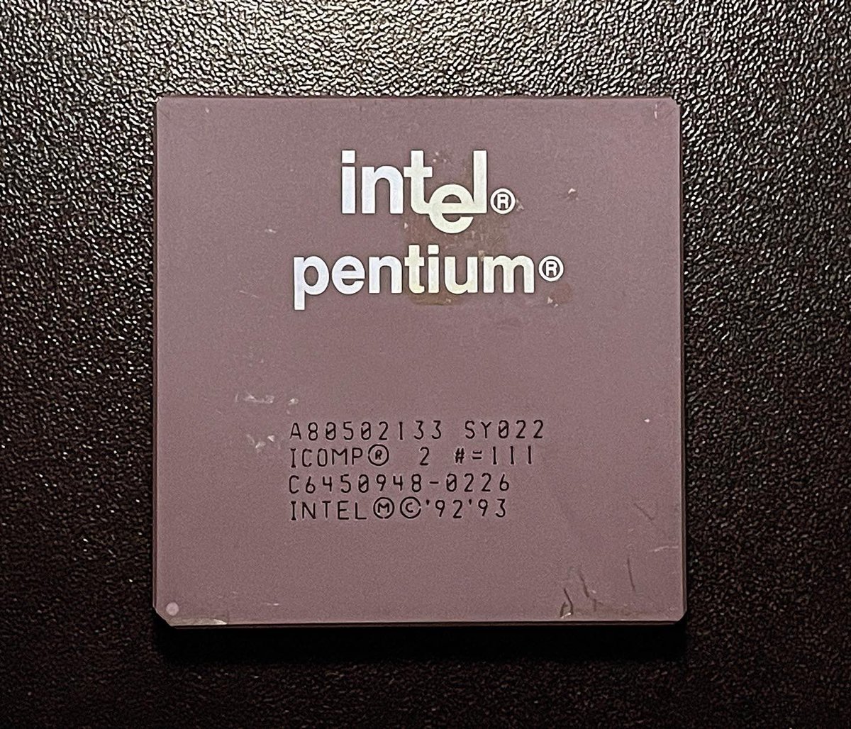 clebervb's tweet photo. Processador Intel Pentium lançado na década de 90, meados de 92/93. Iniciando a saga dos processadores Intel. (Ficou bem na decoração) https://t.co/SPkj6BFydt