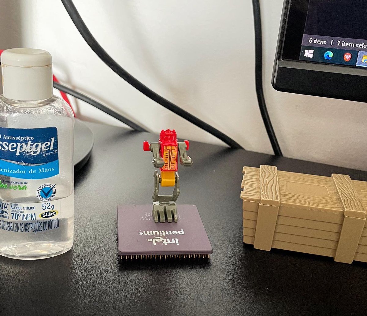clebervb's tweet photo. Processador Intel Pentium lançado na década de 90, meados de 92/93. Iniciando a saga dos processadores Intel. (Ficou bem na decoração) https://t.co/SPkj6BFydt
