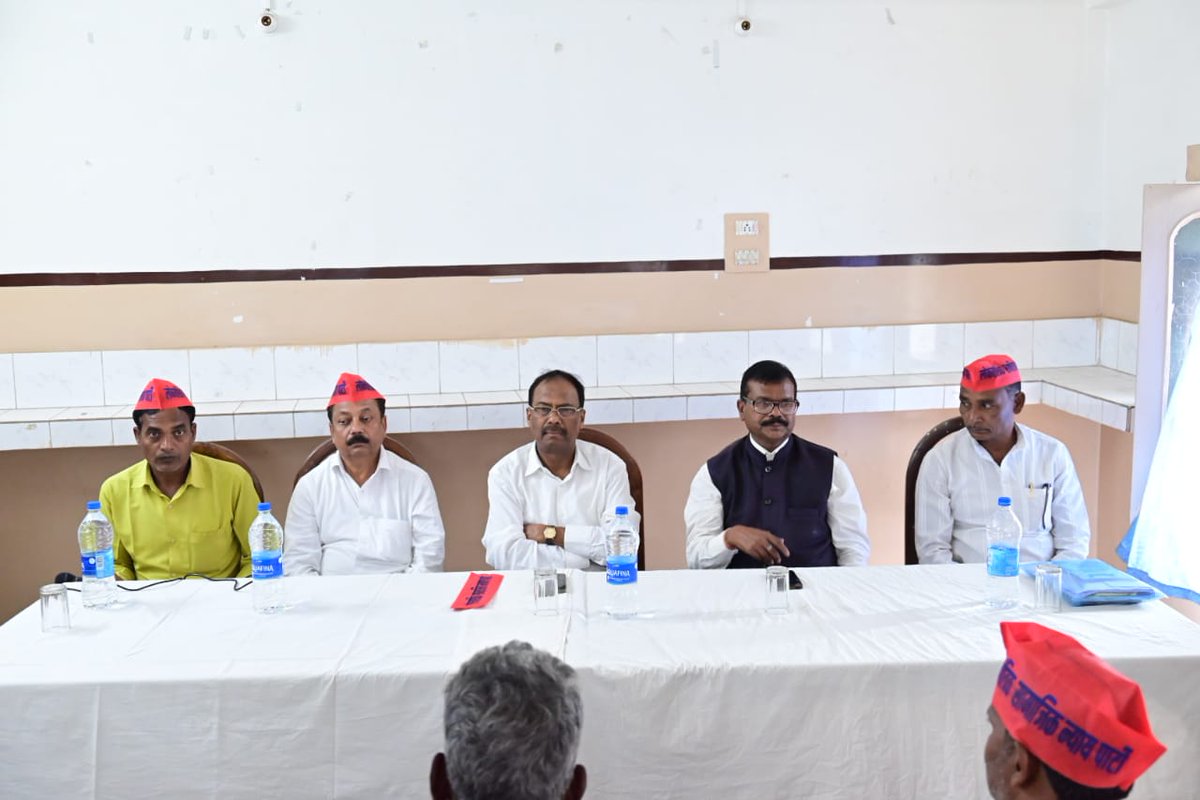 LSNP4Bihar's tweet photo. #LSNP के जनसंपर्क अभियान का काफ़िला राष्ट्रीय अध्यक्ष पद्मश्री डॉ जगदीश प्रसाद के नेतृत्व में पहुँचा जमुई के "अतिथि पैलेस" में, जहाँ भारी संख्या में उपस्थित लोगो ने माननीय राष्ट्रीय अध्यक्ष डॉ जगदीश प्रसाद के विचारों को सुना और पूरे उत्साह से विजयी बनाने की बात की। https://t.co/6b1yQeUVRe