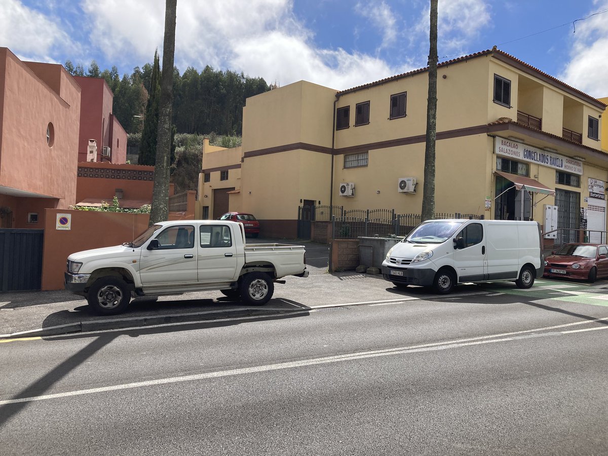 koradogo's tweet photo. @AytoSauzal lo de todos los días en Ravelo desde que se terminó la obra. Respeto 0 a las personas, aparcar sobre la acera es “normal”, falta de jardineras en ese lado de la vía que impidan esas acciones insolidarias o falta de alguna multa por parte de la Policía. https://t.co/mYZedvNXoe