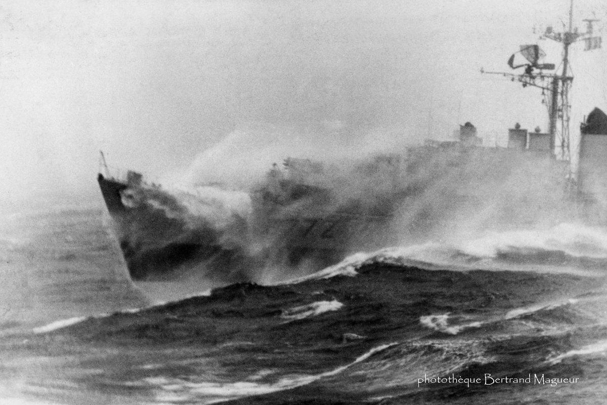 BertrandMagueur's tweet photo. A tous ceux qui nous parlent de #Claran mais ne connaissent de la Bretagne que les niniches et glaces au caramel au beurre salé,
Stop.
Le Breton sait bien ce qu'est une tempête.
📷escorteur rapide LE BRETON, février 1962 https://t.co/xu3tBaQuCj